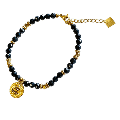 Onyx stone bracelet interspersed with gold-plated beads with a gold-plated Shema charm 